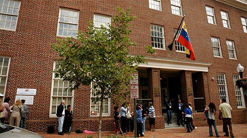 Gobierno de EEUU ordena expulsión de dos diplomáticos venezolanos